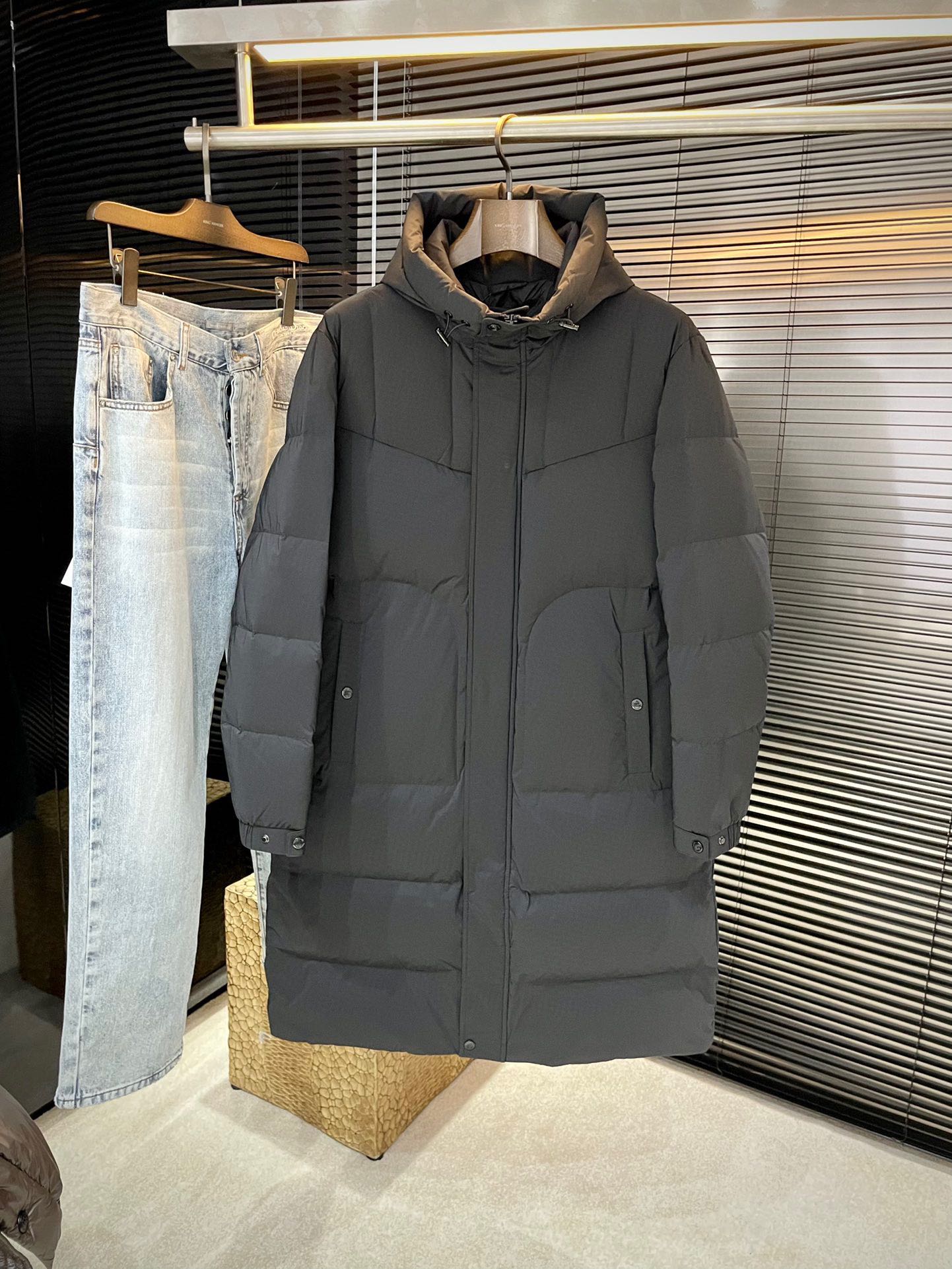 NO:712068,P Gucc (Gujia) 2025 winter clothing series to create a handsome man and highlight his masculine temperament. Simple and fashionable commuter down jacket. Top-grade imported polyester fiber fabric. The texture is very soft and comfortable against the skin. It has a delicate and smooth texture. Super good fit. The upper body is super stylish and handsome. The down jacket feels like it is wrapped with a top-notch down quilt. It is warm and comfortable. The version is a simple design with three-dimensional cutting. It simply adds points to the whole dress. The whole piece is warm and fluffy.  National standard 85 white duck down filling has good resilience and can rebound immediately after compression. It is very light, delicate and soft. The better the down, the lighter it is, but the fluffy and fluffy ones are fluffy and light. The upper body is warm and stylish without feeling heavy. It is very wearable and does not look bloated. It can well prevent cold wind invasion!  The first choice for high quality. Compare the details and fabrics. You will know what grade of goods we sell!  Sizes 48-56 ship next day,,gucci,gucci,down jacket,19860909P  Gucc（古家）2025冬装系列 打造帅气型男 彰显男士气质 简约时尚通勤羽绒服 顶级进口聚脂纤维面料 质感很轻柔 贴肤都舒适 细腻顺滑质感 超级好版型 上身超级有型的帅气 羽绒服就感觉包裹了一层顶级的羽绒被 温暖而舒适 版型是立体裁剪的设计简约款 简直给整件衣服加分,整件保暖蓬松度高 国标85白鸭绒填充 回弹力好 压缩后能马上立马回弹起来 非常轻盈 细腻柔软 越好的绒是越轻 但是体积蓬松越大的 蓬松轻盈 上身保暖有型 又不会有负重感 实穿性非常强 不显臃肿 可以很好的防止寒风侵袭！高品质首选 大家到时比一比细节 面料 做你就知道我们卖的是什么级别的货色了！尺码 48-56 隔天出货,,gucci,gucci,down jacket,,Men's clothing