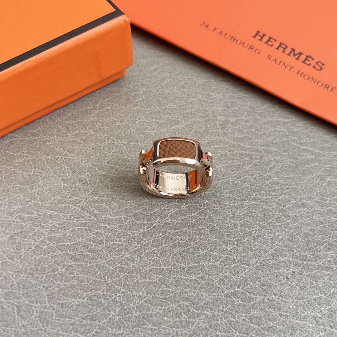NO:816846,PHERMES Hermès rose gold brown leather ring. This ring is very exquisite in design and high-end. The effect is super good-looking. The touch of embellishment is very gentle and elegant without losing the noble temperament of Athens. Size 678, Hermes ring, hermes, hermes, ring19860909PHERMES 爱马仕玫瑰金棕色 皮质戒指 这款戒指设计非常精致,高级 上手效果超级好看,一丝点缀很温柔得开又不失雅典高贵气质. 码数678,爱马仕戒指,hermes,hermes,ring,Jewelry