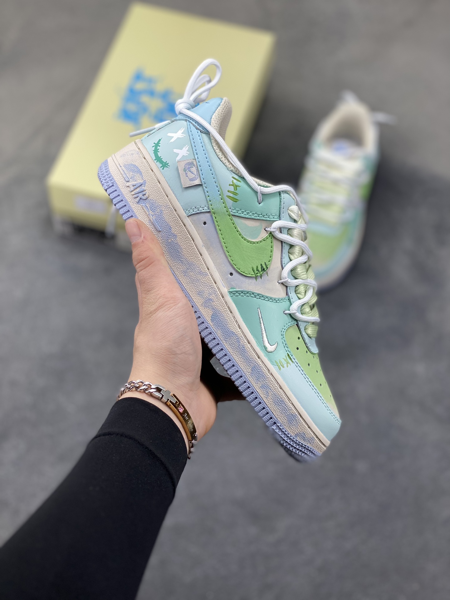 本地自取💰230
手绘涂鸦“薄荷漫绘”Nike Air Force 1  “Mint Wash Sketch”空军一号定制板鞋 
 以渐变青雾为底色，这双 “薄荷漫绘” 是夏日清爽与随性涂鸦的融合。从浅绿到深青的晕染鞋身，像把薄荷汽水的凉意泼在了鞋上；双勾 Logo 叠搭手写涂鸦、笑脸纹样，让细节裹着松弛的手绘感；做旧中底的斑驳渍迹，更衬出 “踏过夏日落叶小径” 的随性质感
货号：DB3301-919
SIZE: 36 36.5 37.5 38 38.5 39 40 40.5 41 42 42.5 43 44 44.5 45