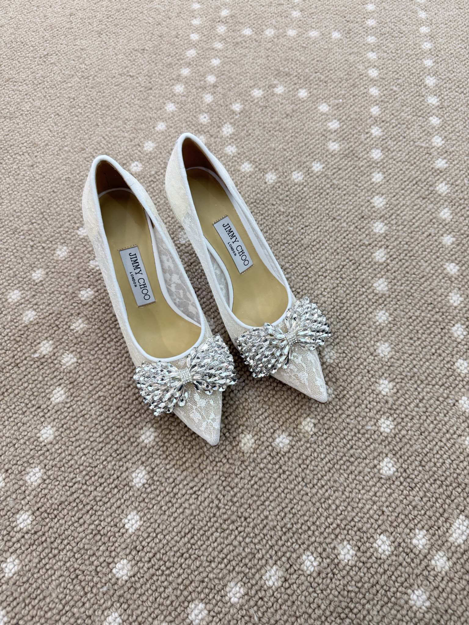 NO:814803,Jimmy Choo26 new early spring crystal bow pointed-toe shoes HD00360. The upper is made of imported lace mesh surface, and the inner foot pads are imported lambskin. Exquisite crystal diamond-embellished romantic lace surface, gorgeous and elegant. Original molded heels, Italian leather outsole!  Heel height 1.0cm/6.5cm/8.0cm, size 34/35/36/37/38/39/40 (set at 34.40.), high-heeled shoes, jimmy choo, high heels, sheepskin, Leather soles19860909Jimmy Choo26早春新款水晶蝴蝶结尖头单鞋 HD00360 鞋面采用进口蕾丝网纱面,内里垫脚均为进口小羊皮. 精致水晶钻饰浪漫蕾丝面 华丽优雅. 原版开模鞋跟,意大利真皮大底！ 跟高1.0cm/6.5cm/8.0cm 码数34/35/36/37/38/39/40（34.40.定）,高跟鞋单鞋,jimmy choo,high heels,sheepskin,Leather soles,Women's Shoes