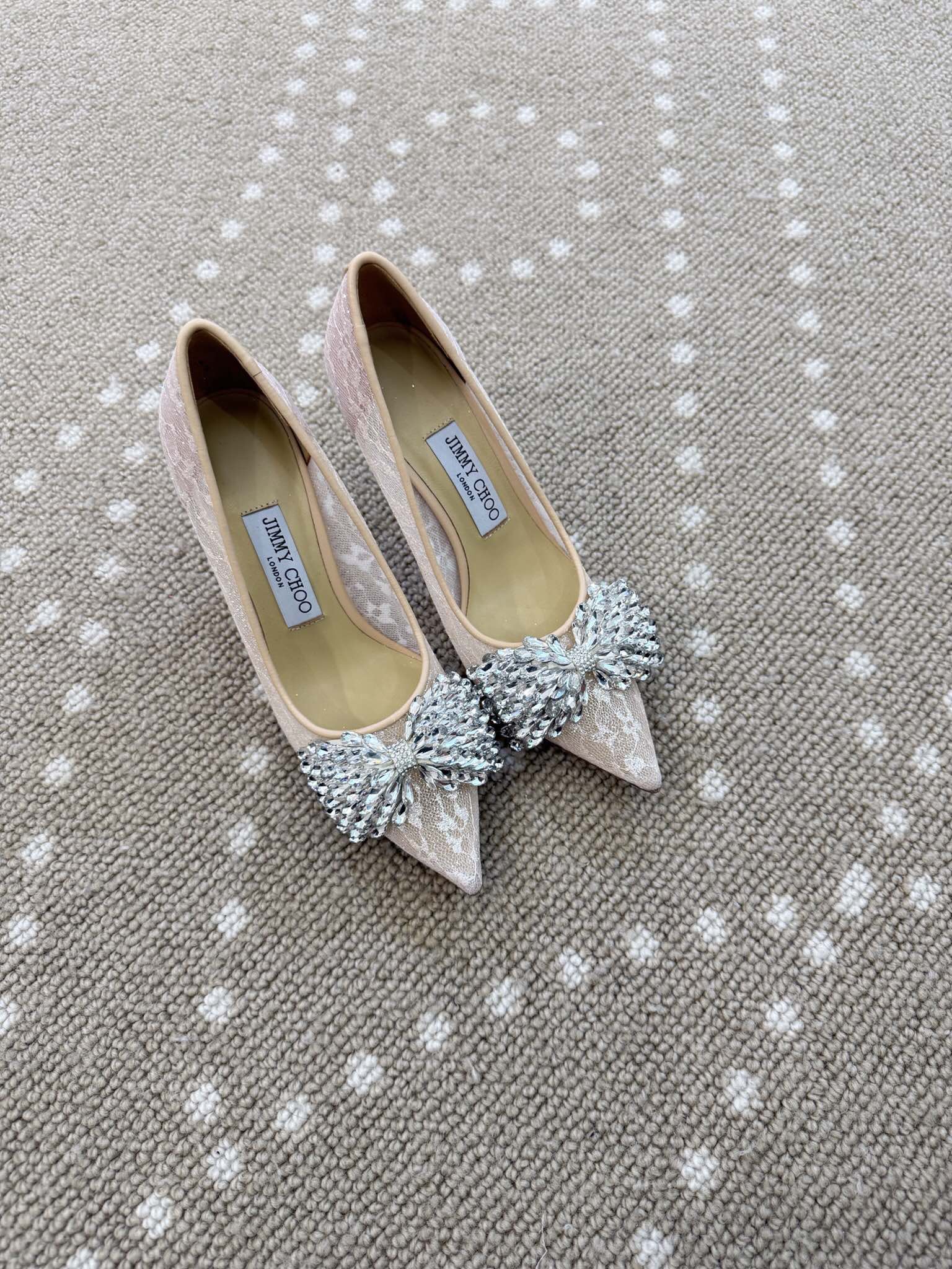 NO:814807,Jimmy Choo26 new early spring crystal bow pointed-toe shoes. The upper is made of imported lace mesh surface, and the inner foot pads are imported lambskin. Exquisite crystal diamond-embellished romantic lace surface, gorgeous and elegant. Original molded heel, Italian leather outsole!  Heel height 1.0cm/6.5cm/8.0cm, size 34/35/36/37/38/39/40 (set at 34.40.), high-heeled shoes, jimmy choo, high heels, sheepskin, Leather soles19860909Jimmy Choo26早春新款水晶蝴蝶结尖头单鞋 鞋面采用进口蕾丝网纱面,内里垫脚均为进口小羊皮. 精致水晶钻饰浪漫蕾丝面 华丽优雅. 原版开模鞋跟,意大利真皮大底！ 跟高1.0cm/6.5cm/8.0cm 码数34/35/36/37/38/39/40（34.40.定）,高跟鞋单鞋,jimmy choo,high heels,sheepskin,Leather soles,Women's Shoes