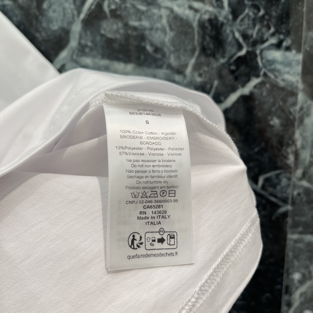 Ｄ家 26春季新款 刺绣花朵短袖T 白色主色调+黄色小花图案 清新又有趣 宽松版型休闲感满满 男女都能轻