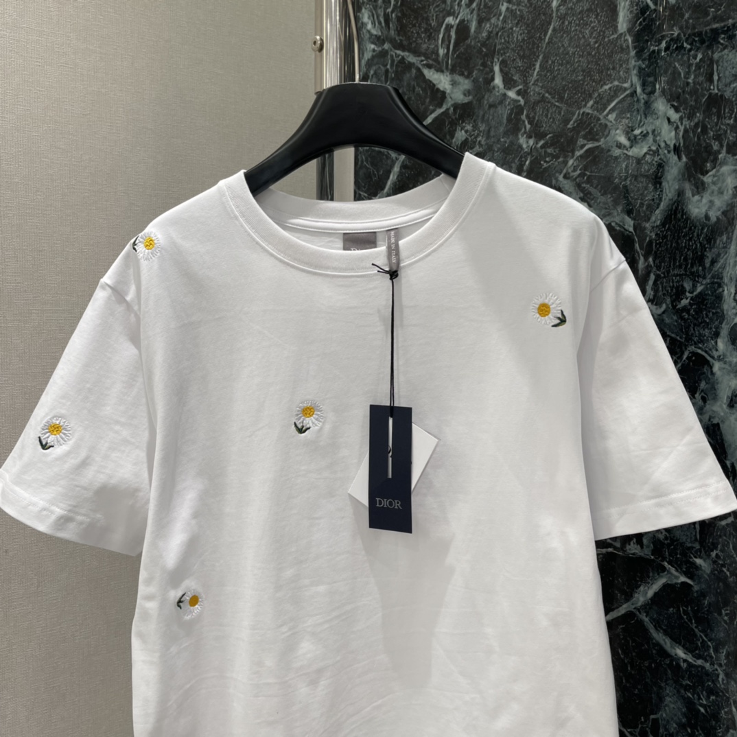 Ｄ家 26春季新款 刺绣花朵短袖T 白色主色调+黄色小花图案 清新又有趣 宽松版型休闲感满满 男女都能轻