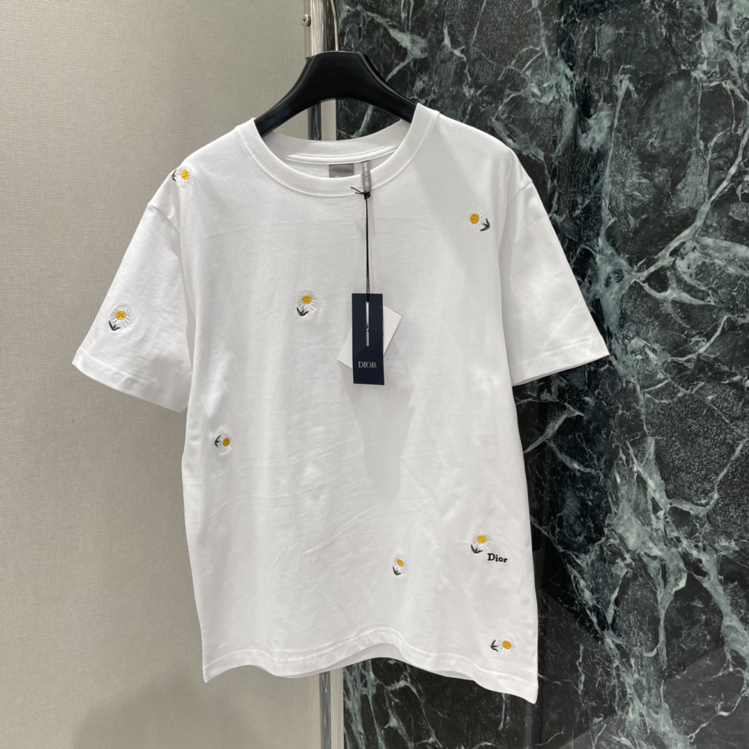 Ｄ家 26春季新款 刺绣花朵短袖T 白色主色调+黄色小花图案 清新又有趣 宽松版型休闲感满满 男女都能轻