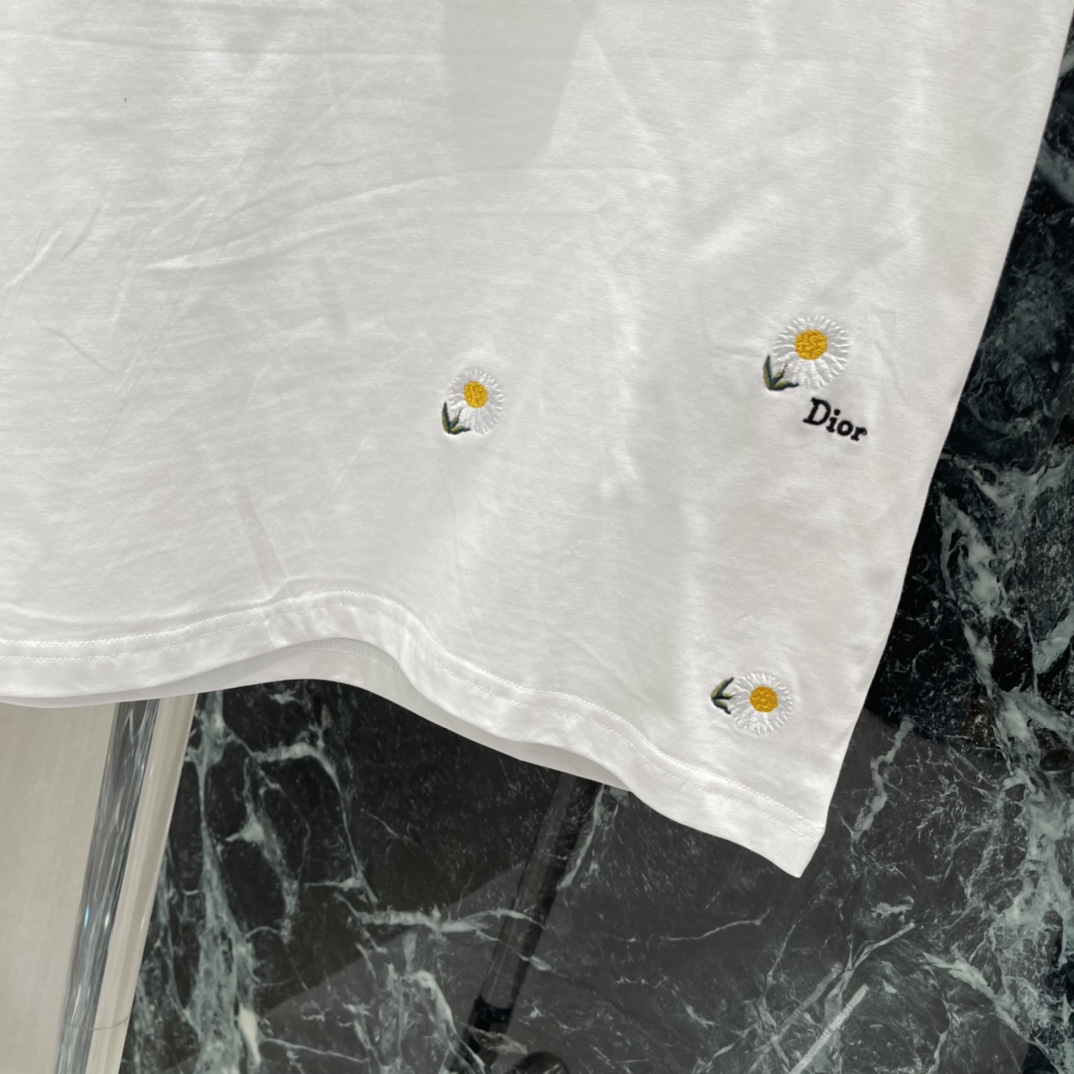 Ｄ家 26春季新款 刺绣花朵短袖T 白色主色调+黄色小花图案 清新又有趣 宽松版型休闲感满满 男女都能轻