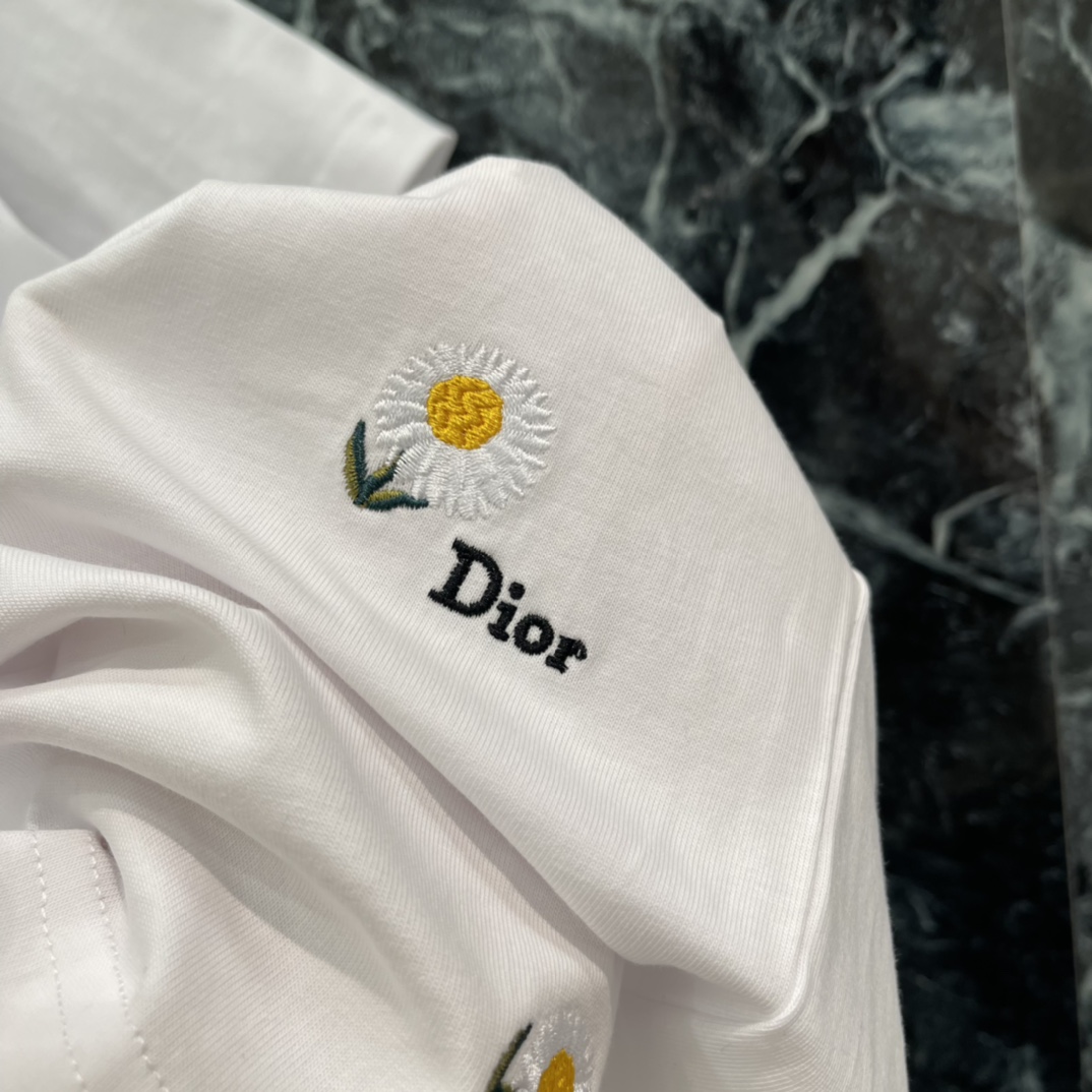 Ｄ家 26春季新款 刺绣花朵短袖T 白色主色调+黄色小花图案 清新又有趣 宽松版型休闲感满满 男女都能轻