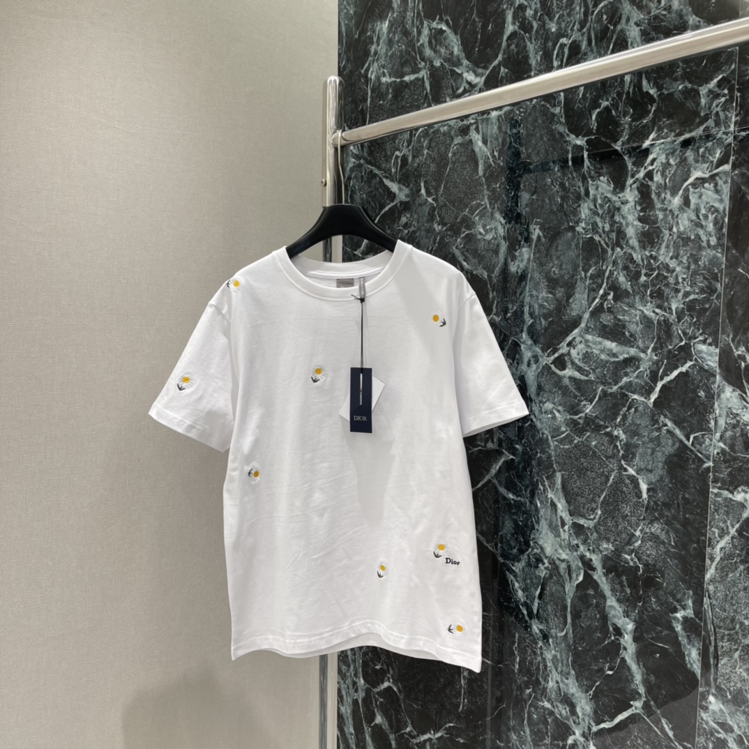 Ｄ家 26春季新款 刺绣花朵短袖T 白色主色调+黄色小花图案 清新又有趣 宽松版型休闲感满满 男女都能轻