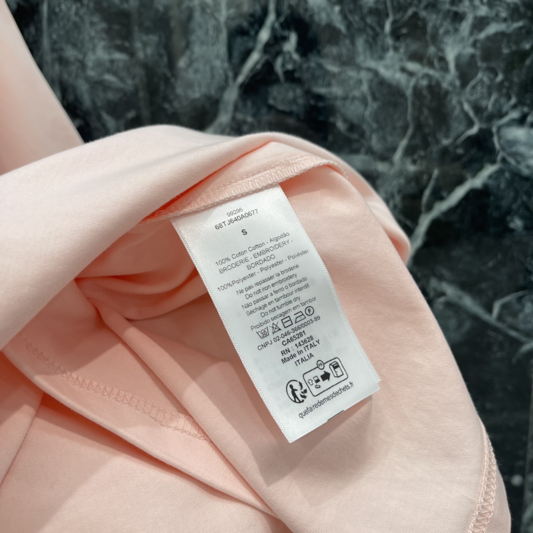 Ｄ家 26春季新款 刺绣字母短袖T恤 正面品牌刺绣字样+品牌标志，法式优雅满满 圆领设计简约大方 粉色清