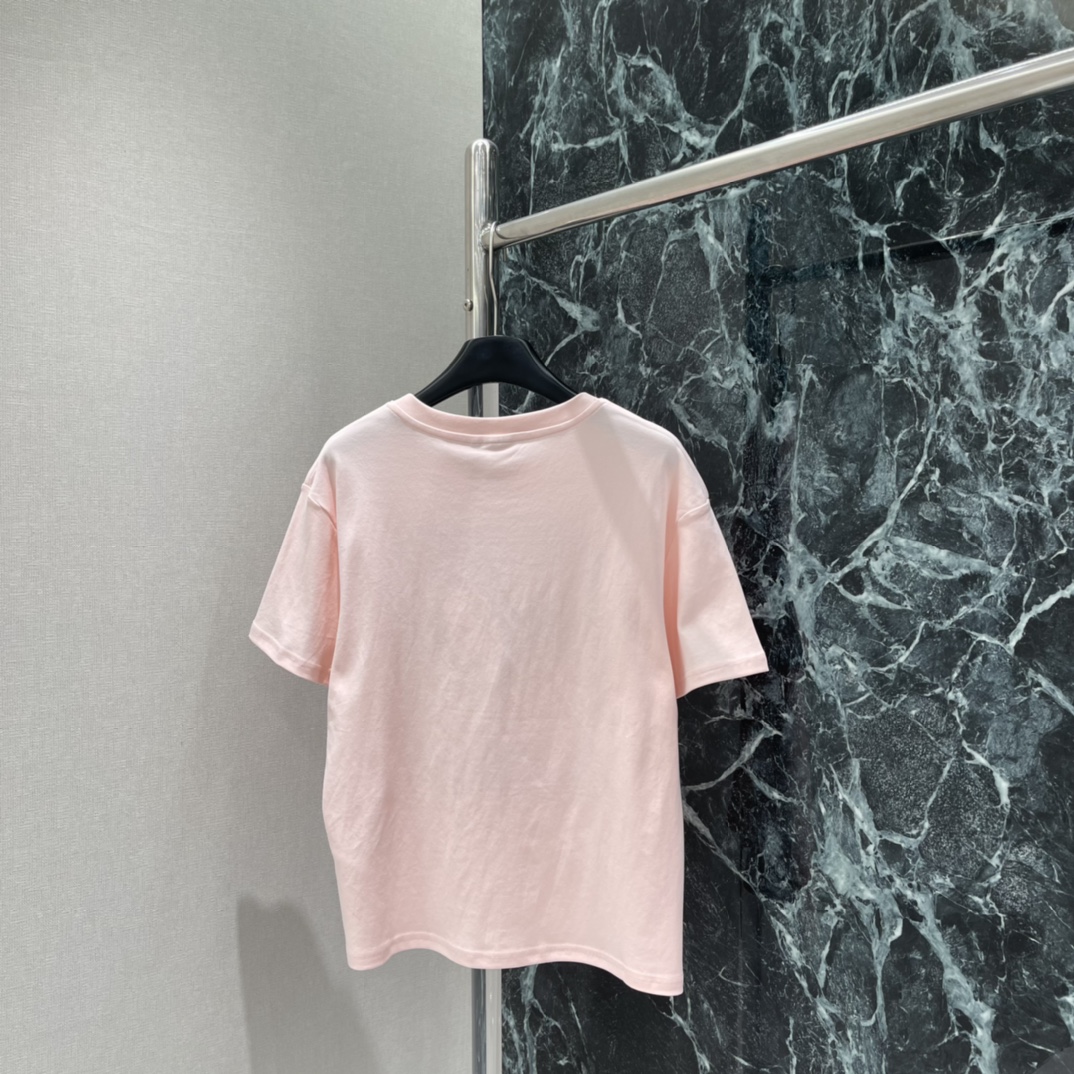 Ｄ家 26春季新款 刺绣字母短袖T恤 正面品牌刺绣字样+品牌标志，法式优雅满满 圆领设计简约大方 粉色清