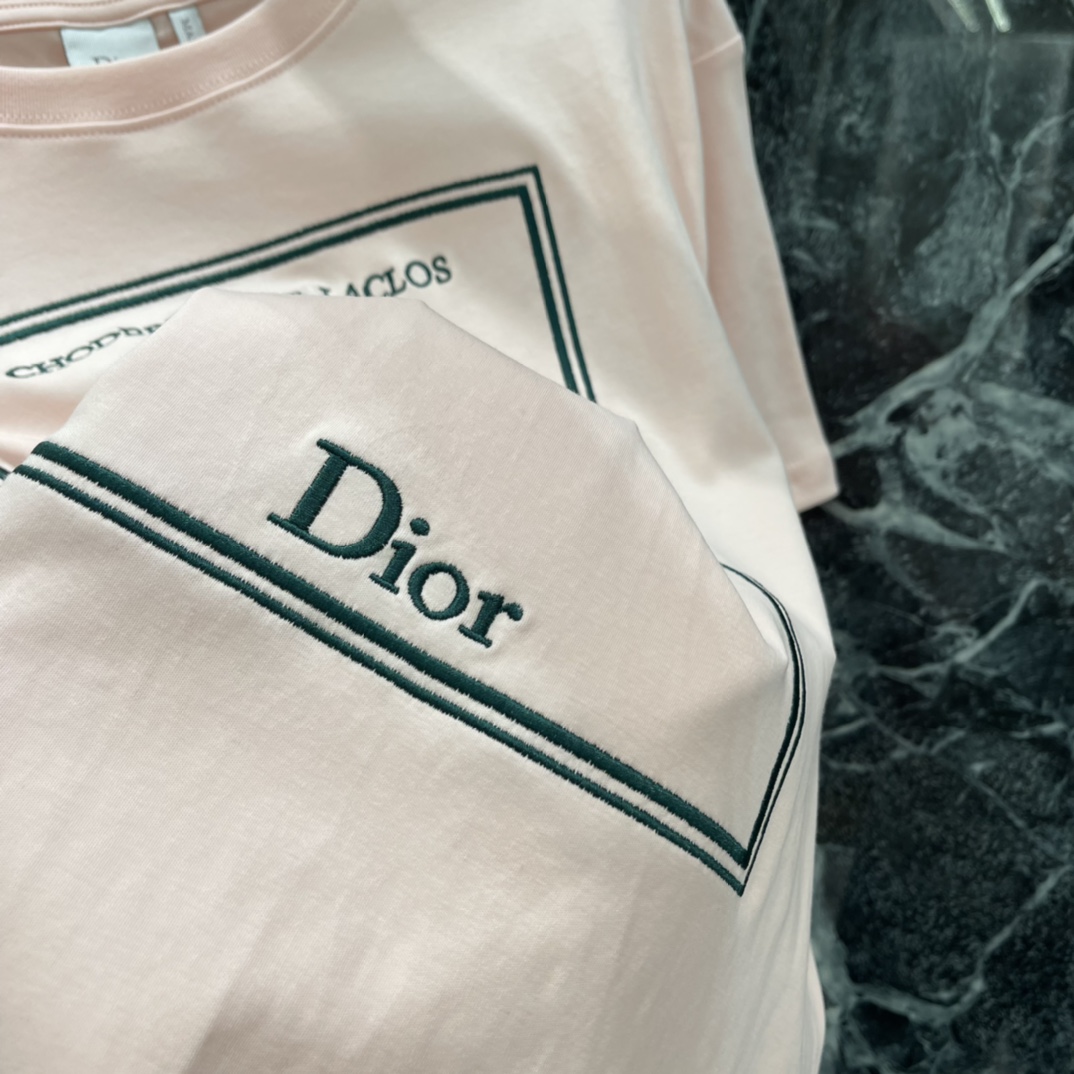 Ｄ家 26春季新款 刺绣字母短袖T恤 正面品牌刺绣字样+品牌标志，法式优雅满满 圆领设计简约大方 粉色清