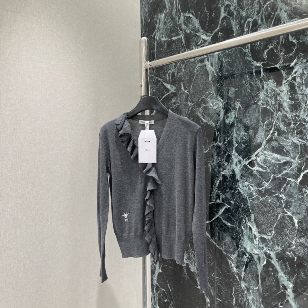 Ｄ家 26春季新款 V领木耳边针织开衫 木耳边设计超有层次感 优雅又甜美 修身版型勾勒腰线 单穿或叠搭都