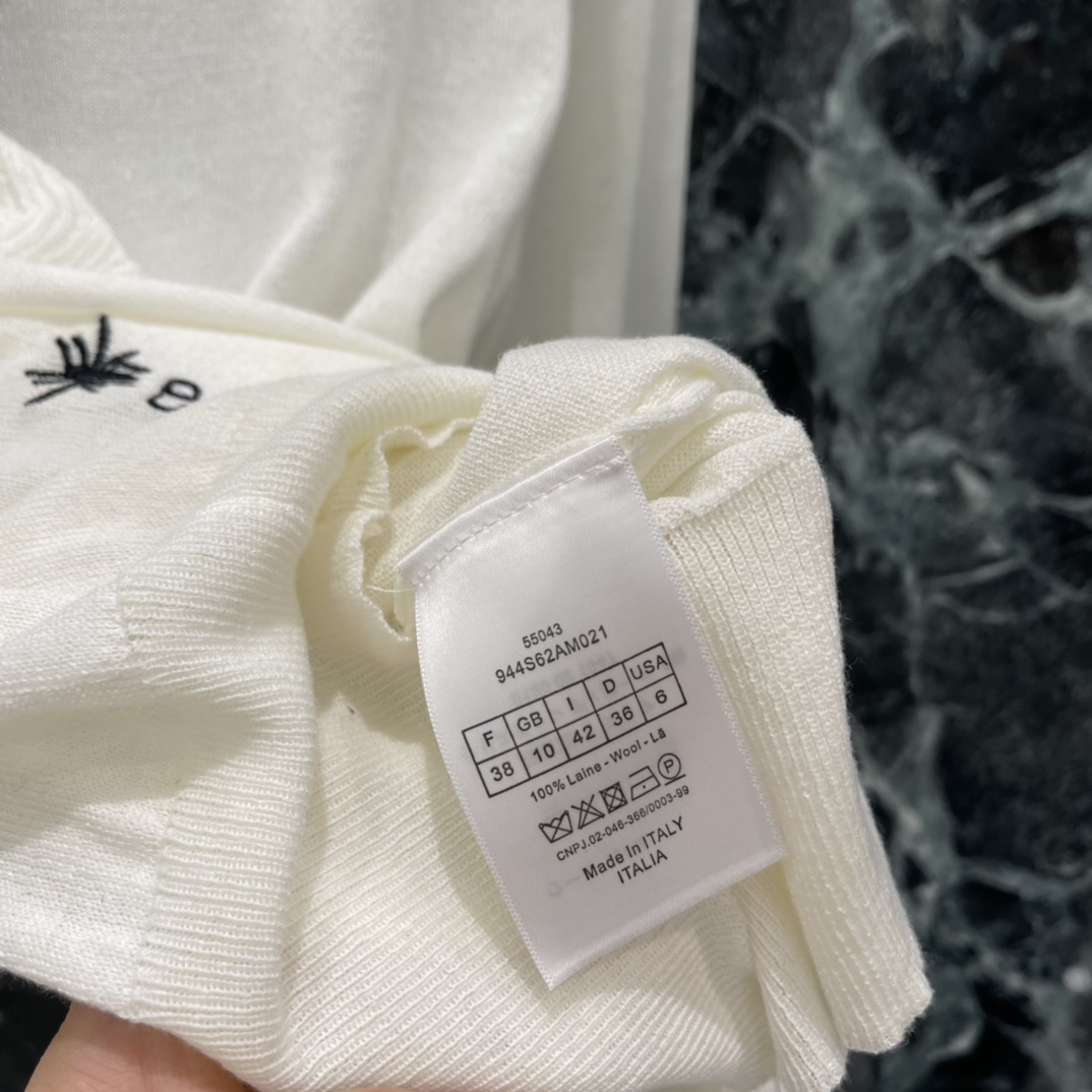 Ｄ家 26春季新款 V领木耳边针织开衫 木耳边设计超有层次感 优雅又甜美 修身版型勾勒腰线 单穿或叠搭都