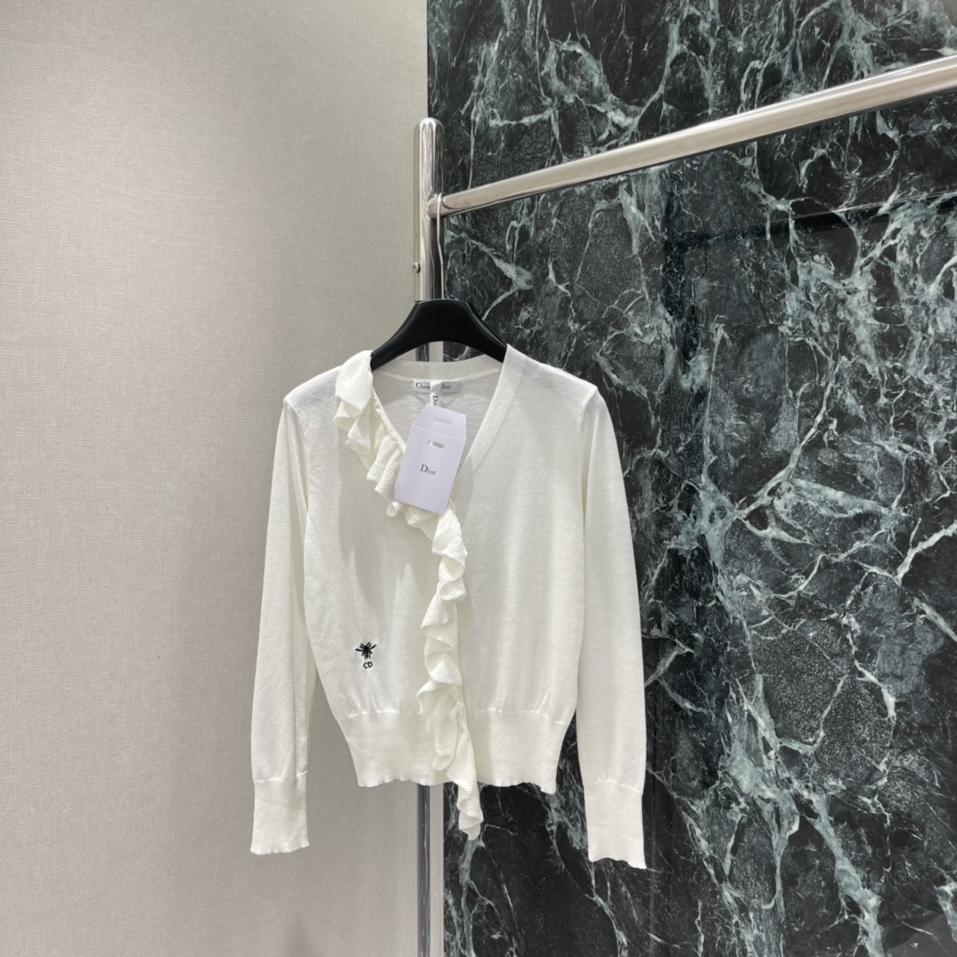 Ｄ家 26春季新款 V领木耳边针织开衫 木耳边设计超有层次感 优雅又甜美 修身版型勾勒腰线 单穿或叠搭都