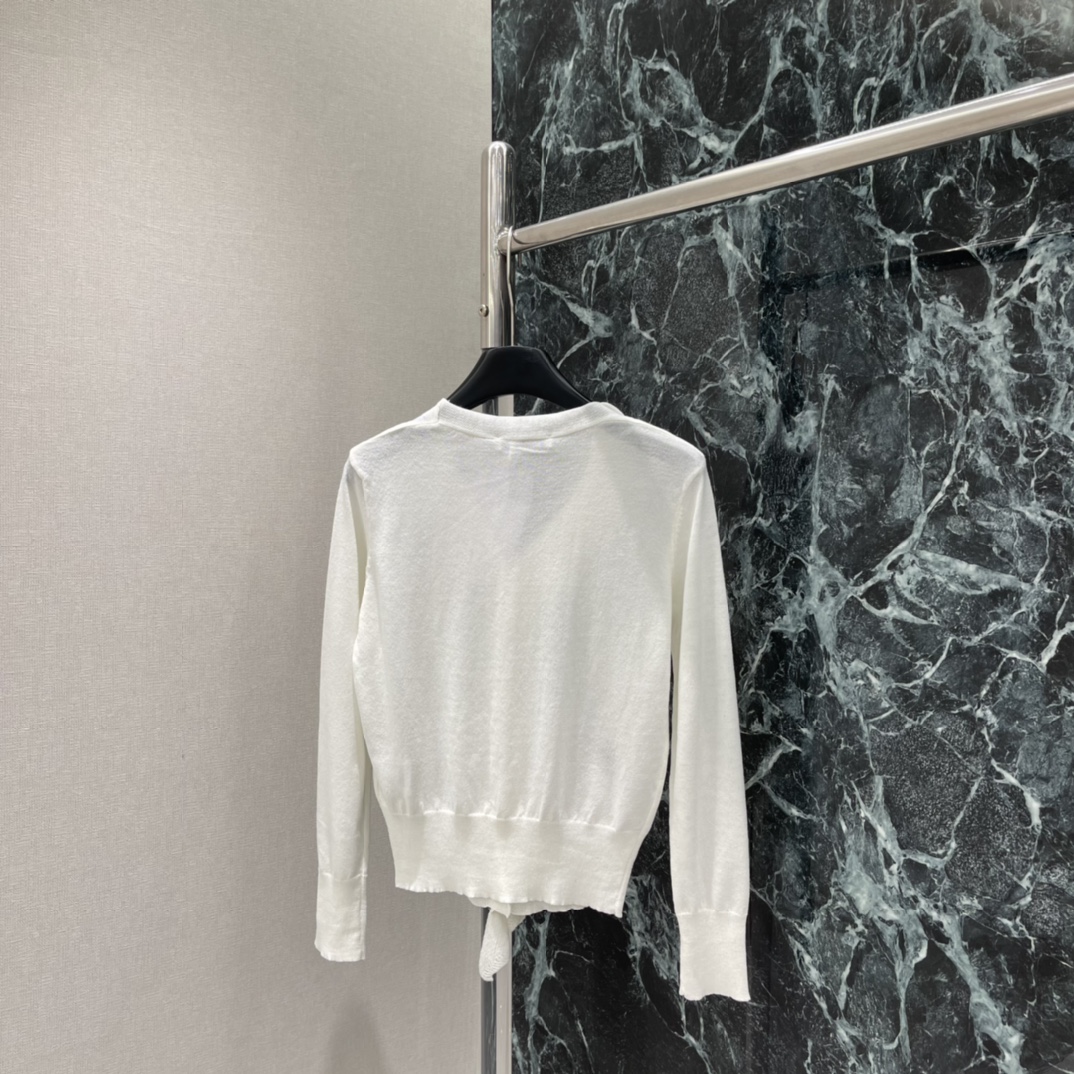 Ｄ家 26春季新款 V领木耳边针织开衫 木耳边设计超有层次感 优雅又甜美 修身版型勾勒腰线 单穿或叠搭都