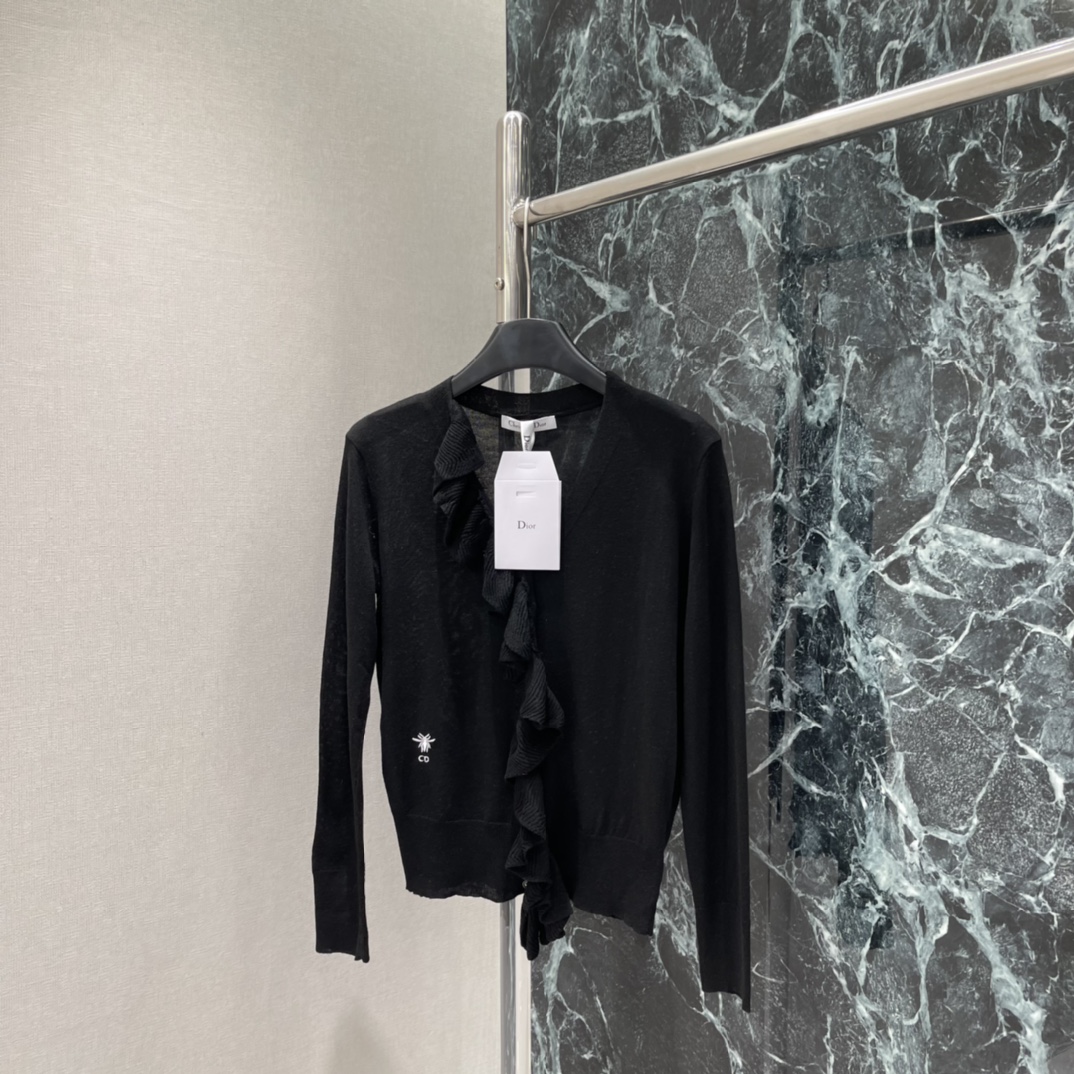 Ｄ家 26春季新款 V领木耳边针织开衫 木耳边设计超有层次感 优雅又甜美 修身版型勾勒腰线 单穿或叠搭都