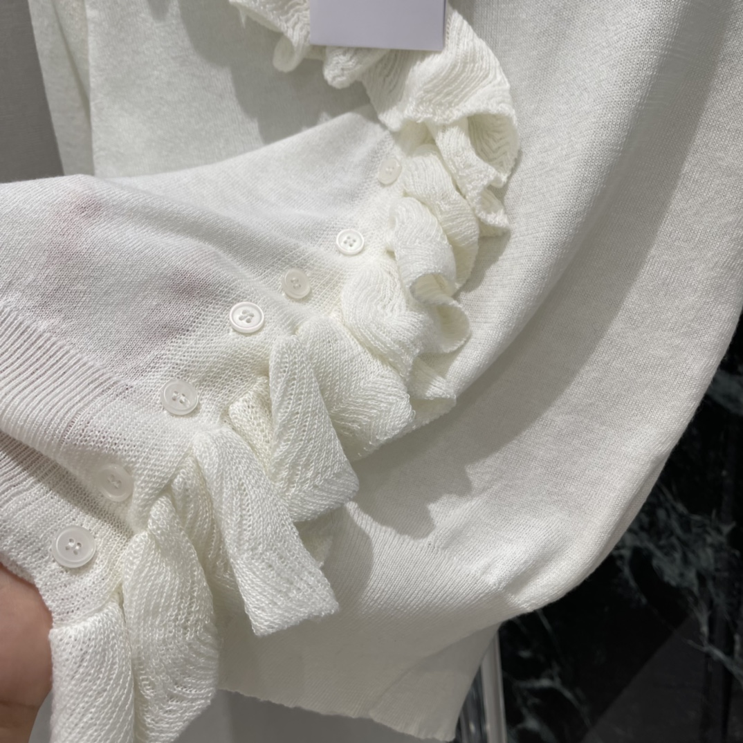 Ｄ家 26春季新款 V领木耳边针织开衫 木耳边设计超有层次感 优雅又甜美 修身版型勾勒腰线 单穿或叠搭都