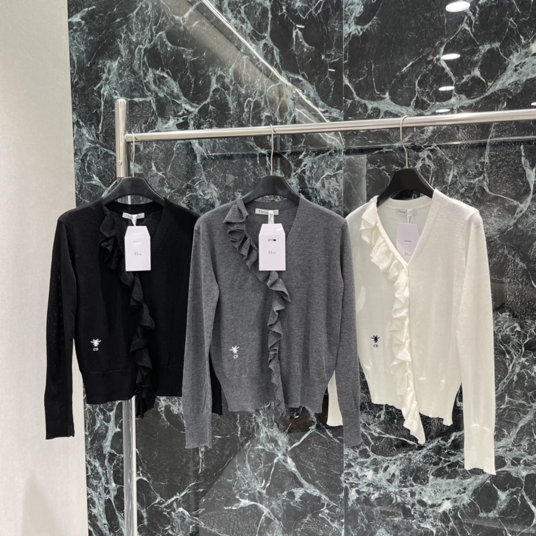 Ｄ家 26春季新款 V领木耳边针织开衫 木耳边设计超有层次感 优雅又甜美 修身版型勾勒腰线 单穿或叠搭都