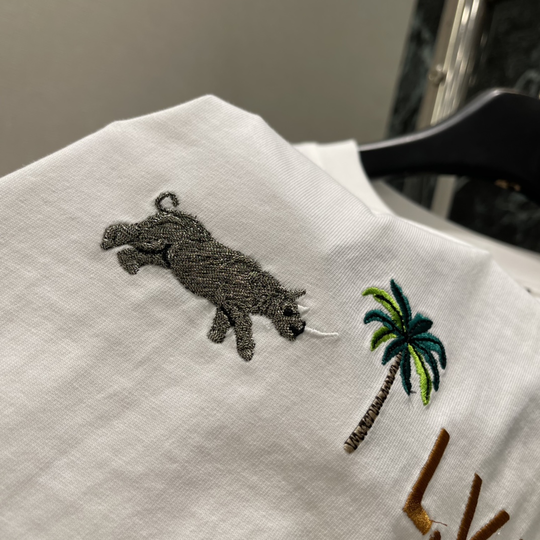路易 26春季新款 丛林刺绣T恤 正面 L.V.M 字母+鳄鱼 斑马 棕榈树刺绣 热带氛围感满满 宽松版