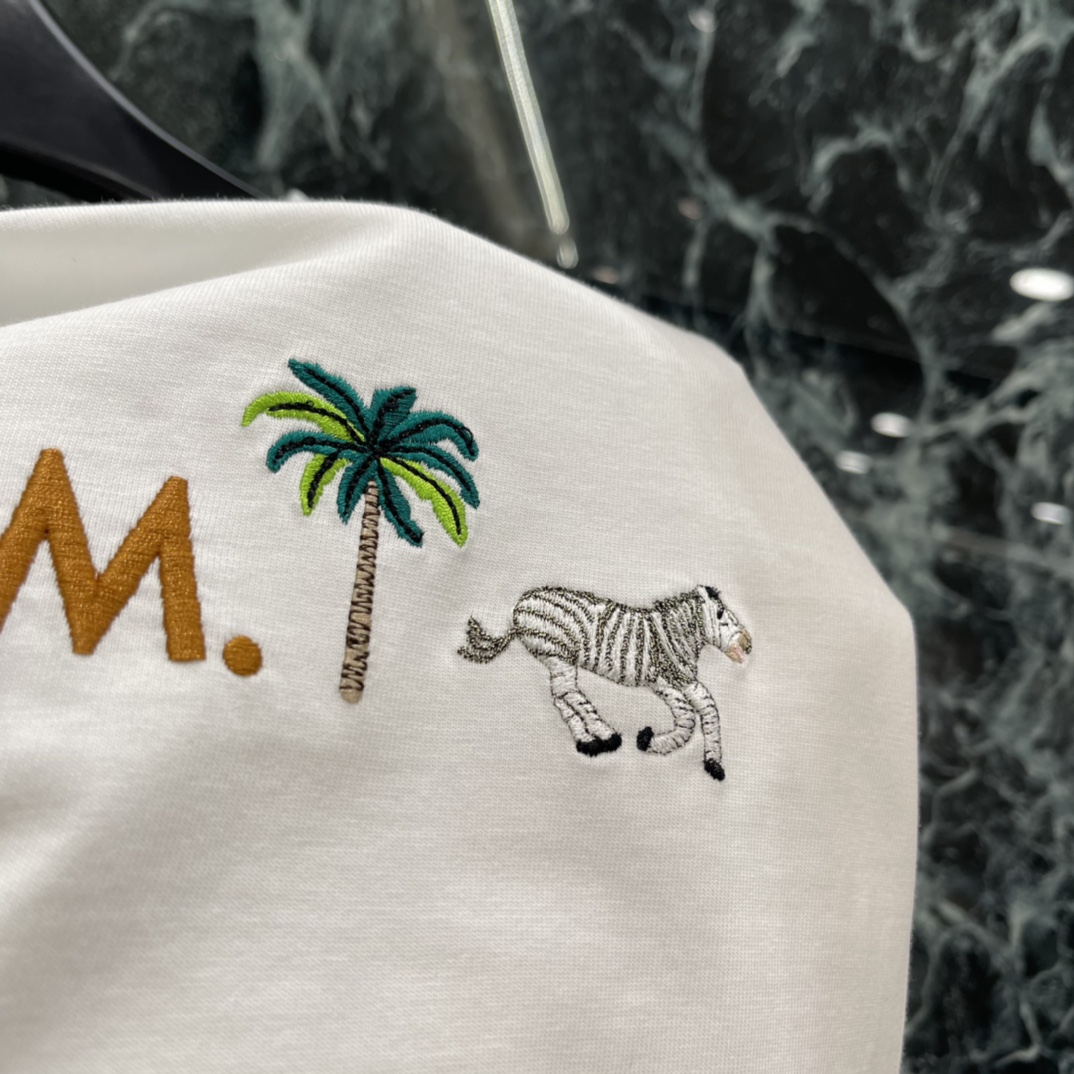 路易 26春季新款 丛林刺绣T恤 正面 L.V.M 字母+鳄鱼 斑马 棕榈树刺绣 热带氛围感满满 宽松版