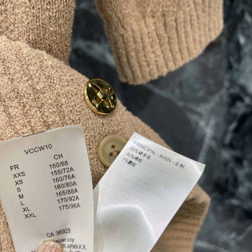 路易 26春季新款 针织短袖开衫 经典Polo领 金色纽扣点缀 简约又精致 面料柔软亲肤 透气性好 春夏