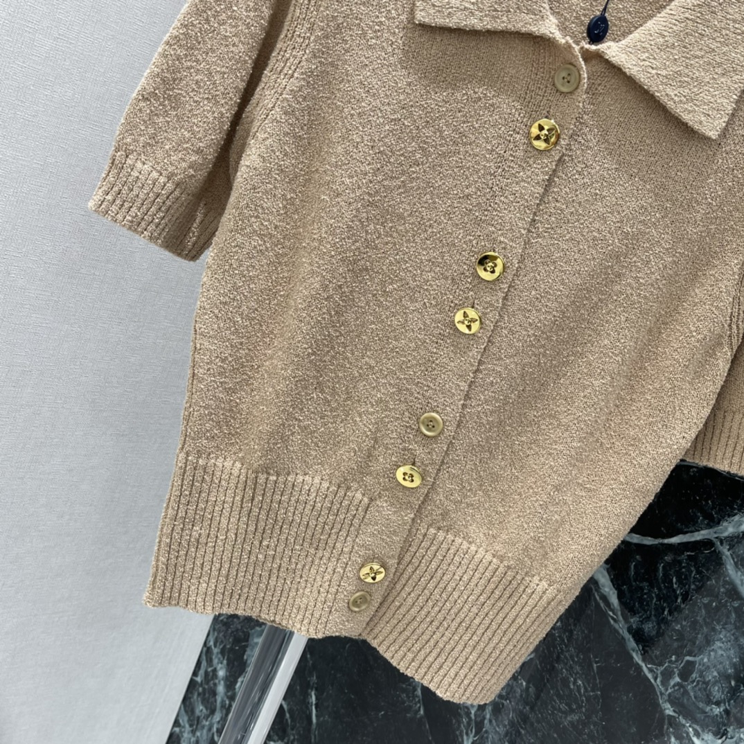 路易 26春季新款 针织短袖开衫 经典Polo领 金色纽扣点缀 简约又精致 面料柔软亲肤 透气性好 春夏