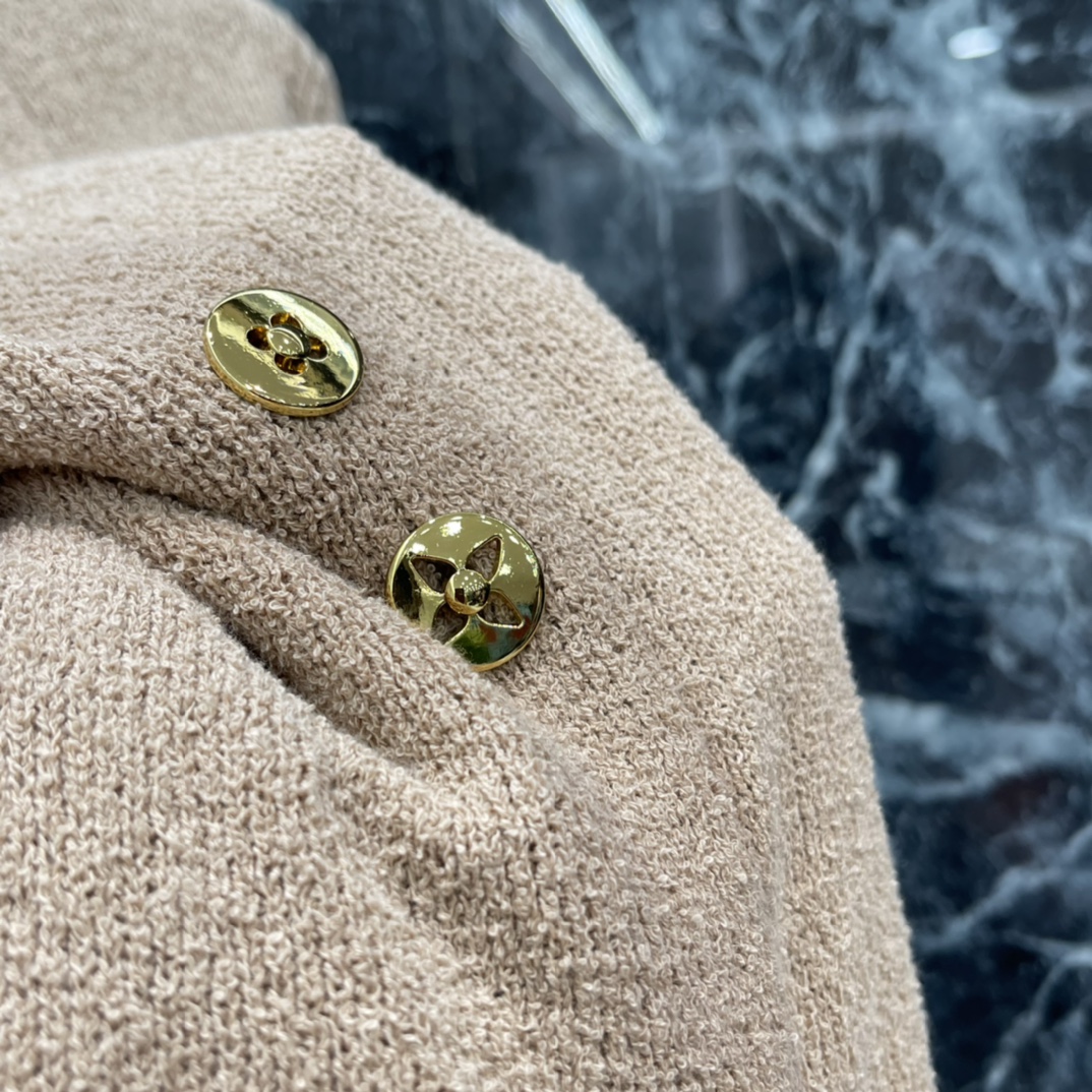 路易 26春季新款 针织短袖开衫 经典Polo领 金色纽扣点缀 简约又精致 面料柔软亲肤 透气性好 春夏