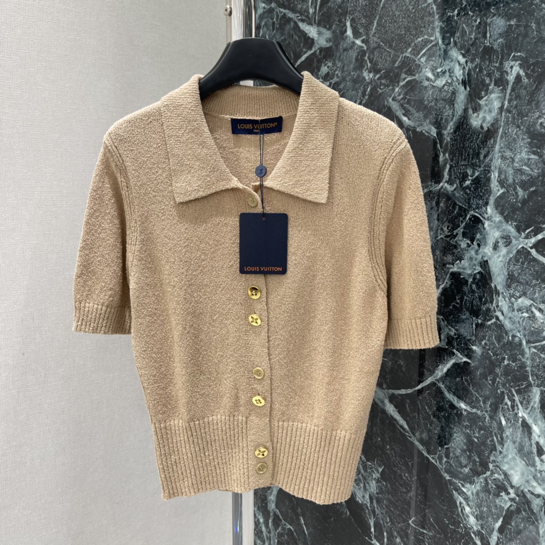 路易 26春季新款 针织短袖开衫 经典Polo领 金色纽扣点缀 简约又精致 面料柔软亲肤 透气性好 春夏