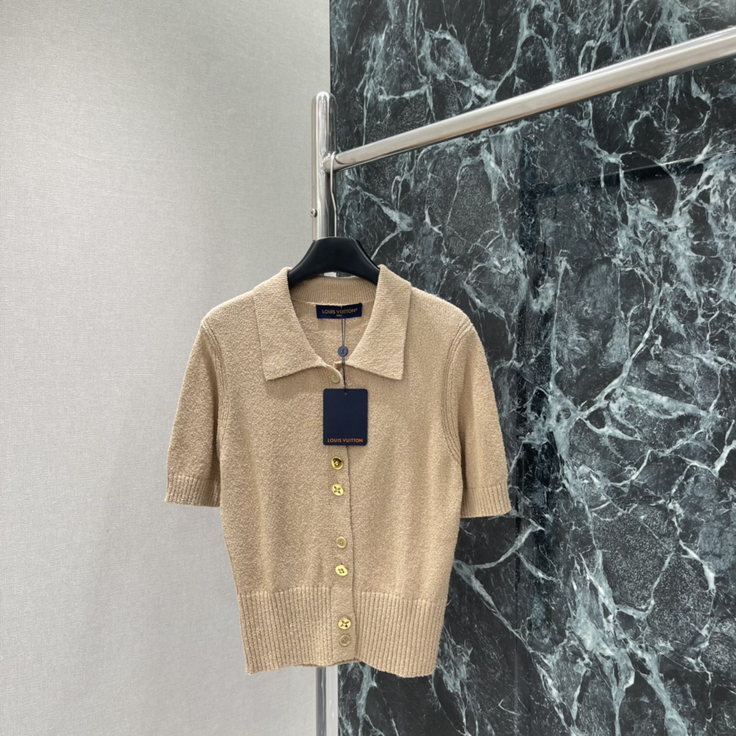 路易 26春季新款 针织短袖开衫 经典Polo领 金色纽扣点缀 简约又精致 面料柔软亲肤 透气性好 春夏