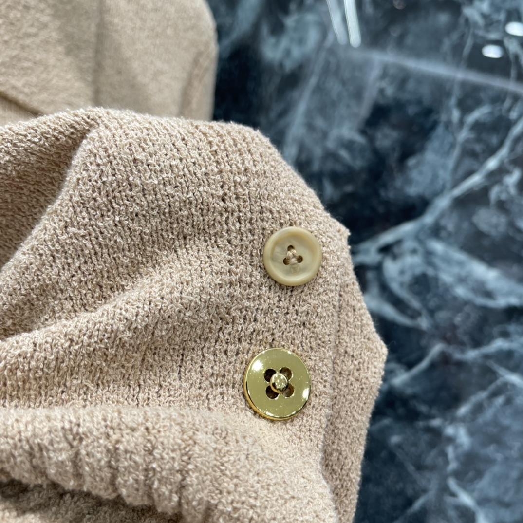 路易 26春季新款 针织短袖开衫 经典Polo领 金色纽扣点缀 简约又精致 面料柔软亲肤 透气性好 春夏