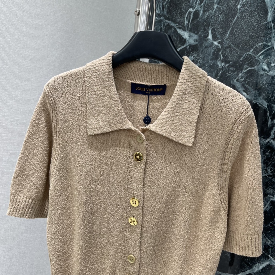路易 26春季新款 针织短袖开衫 经典Polo领 金色纽扣点缀 简约又精致 面料柔软亲肤 透气性好 春夏