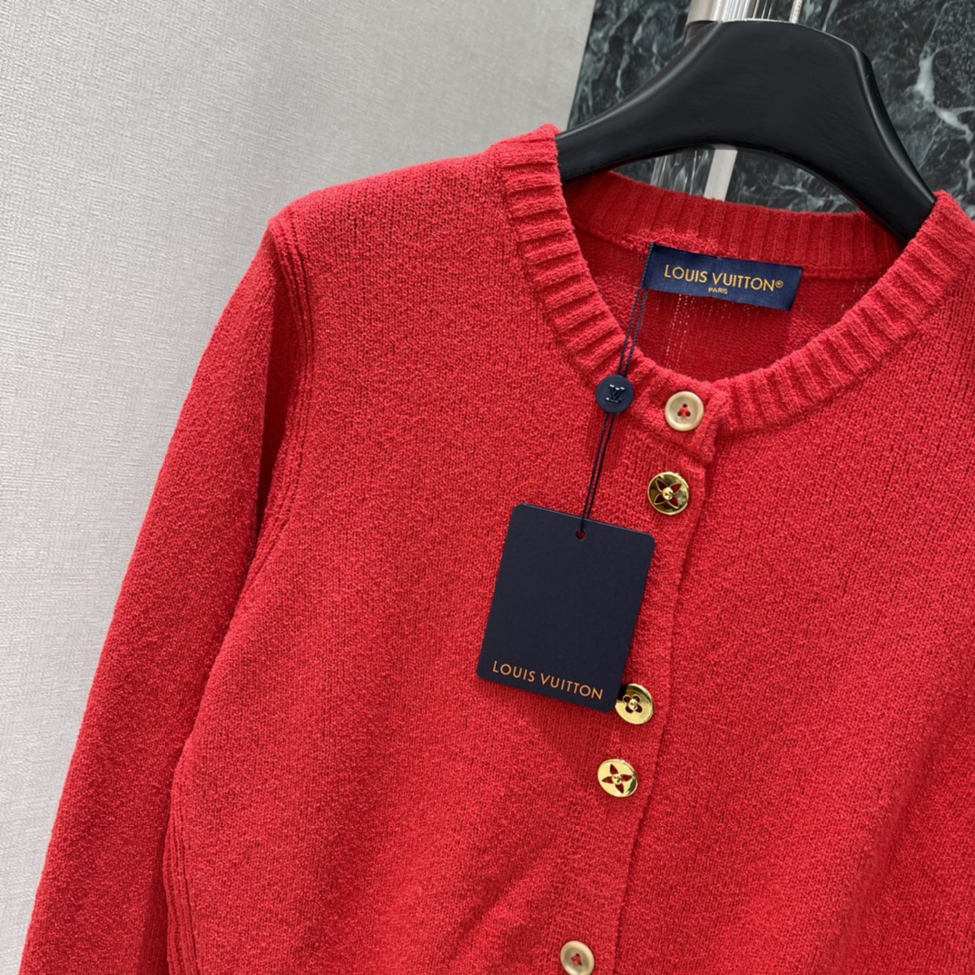 路易 26春季新款 圆领针织开衫 经典圆领+金色纽扣 简约又超有辨识度!鲜艳红色超适合节日氛围 新年 圣