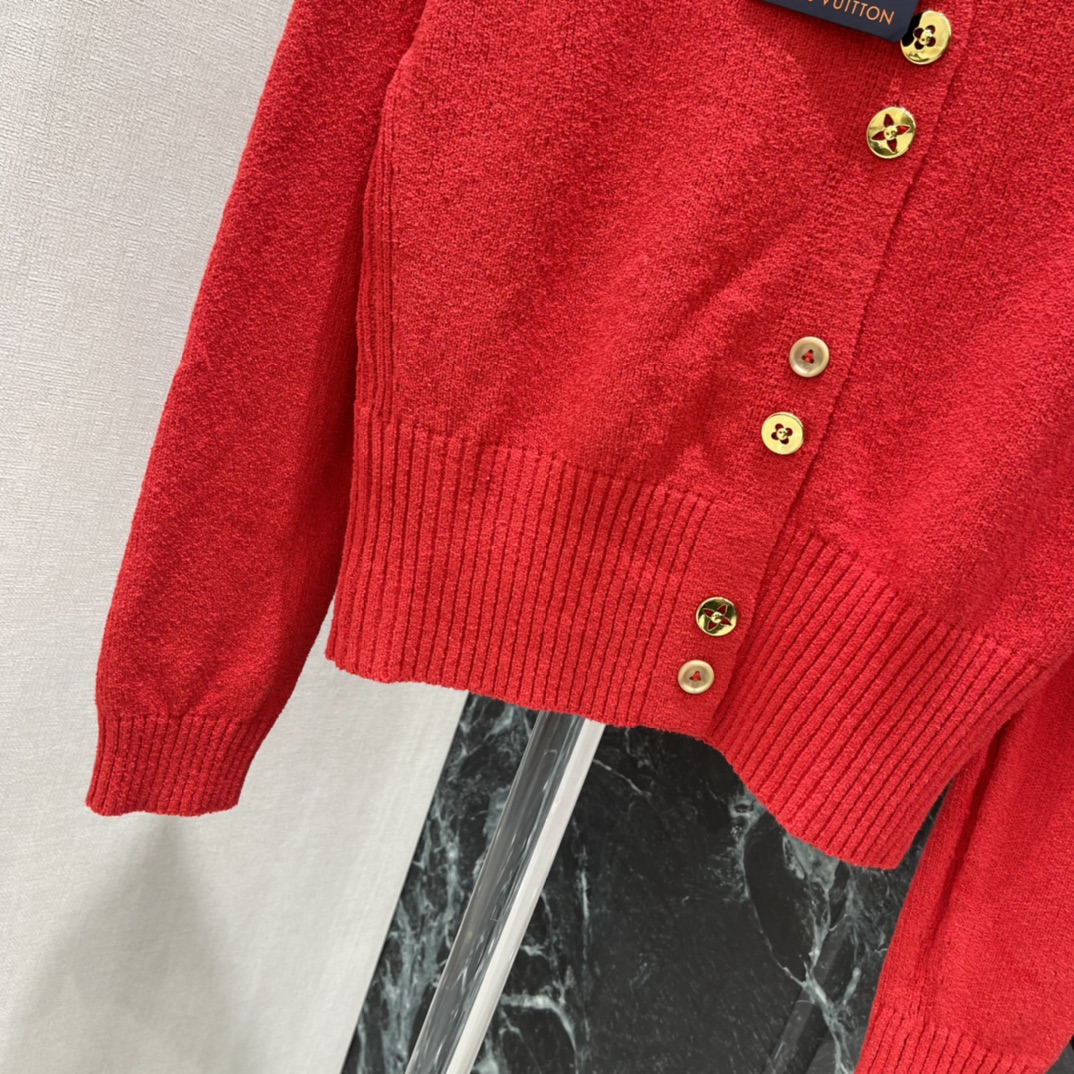 路易 26春季新款 圆领针织开衫 经典圆领+金色纽扣 简约又超有辨识度!鲜艳红色超适合节日氛围 新年 圣