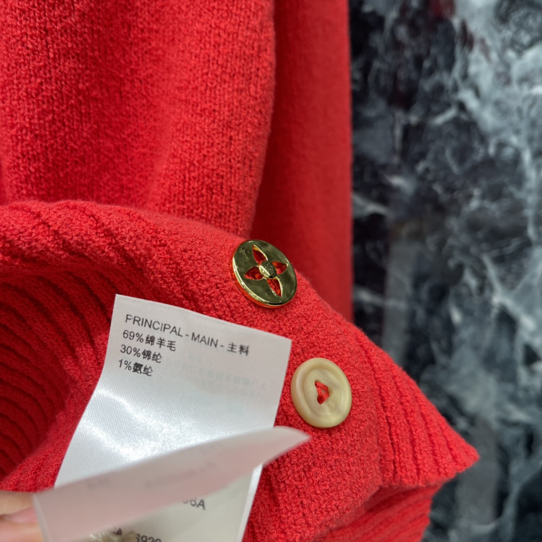 路易 26春季新款 圆领针织开衫 经典圆领+金色纽扣 简约又超有辨识度!鲜艳红色超适合节日氛围 新年 圣