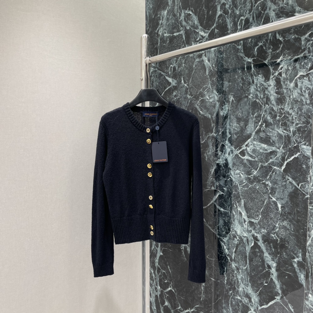 路易 26春季新款 圆领针织开衫 经典圆领+金色纽扣 简约又超有辨识度!鲜艳红色超适合节日氛围 新年 圣