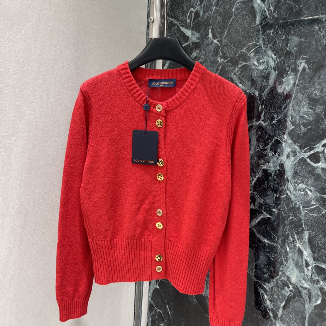 路易 26春季新款 圆领针织开衫 经典圆领+金色纽扣 简约又超有辨识度!鲜艳红色超适合节日氛围 新年 圣