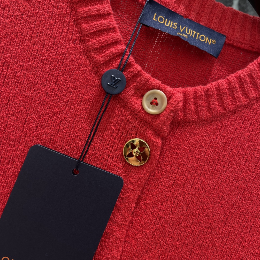 路易 26春季新款 圆领针织开衫 经典圆领+金色纽扣 简约又超有辨识度!鲜艳红色超适合节日氛围 新年 圣