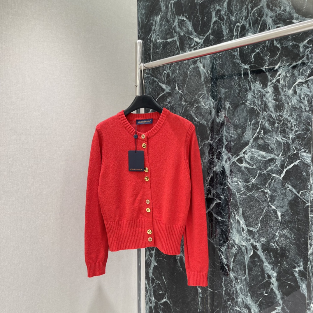 路易 26春季新款 圆领针织开衫 经典圆领+金色纽扣 简约又超有辨识度!鲜艳红色超适合节日氛围 新年 圣