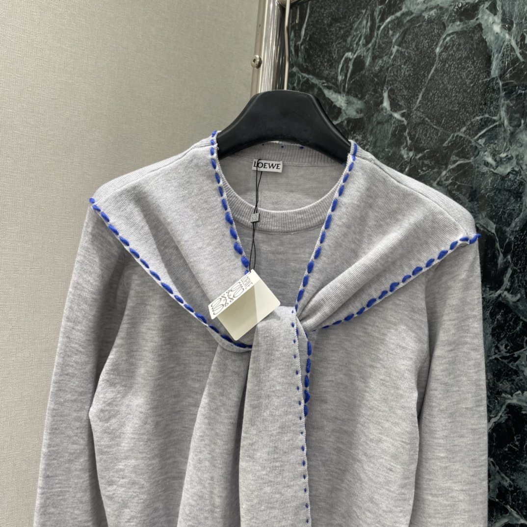 罗意威 26春季新款 围巾领短款针织毛衣 徽标刺绣超有辨识度 秋冬内搭或单穿都很OK!围巾领设计随性又有