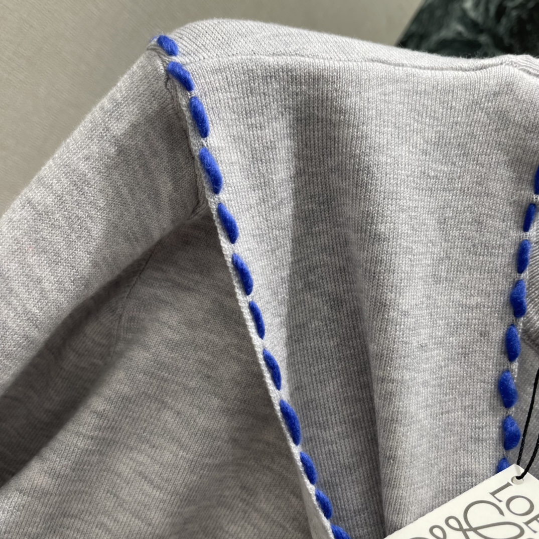 罗意威 26春季新款 围巾领短款针织毛衣 徽标刺绣超有辨识度 秋冬内搭或单穿都很OK!围巾领设计随性又有