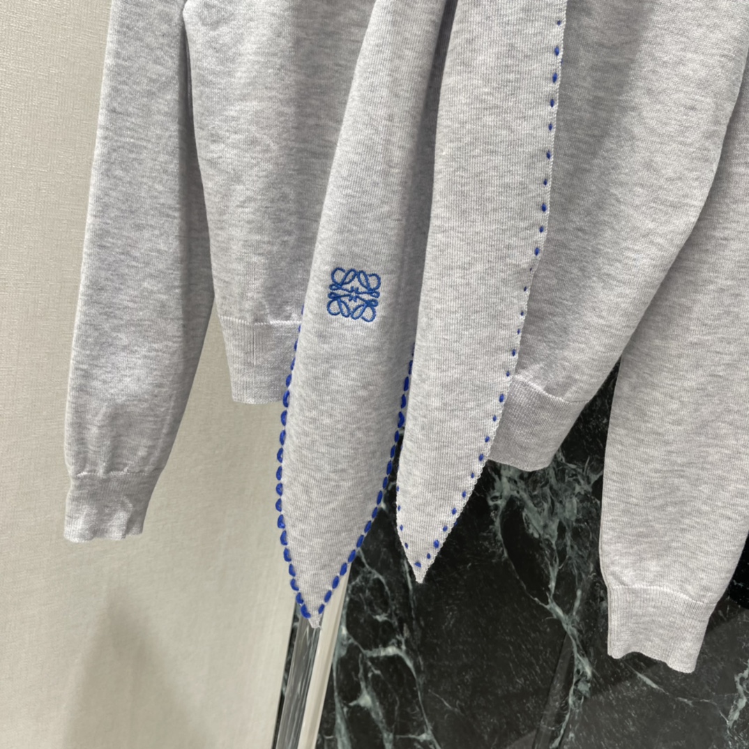 罗意威 26春季新款 围巾领短款针织毛衣 徽标刺绣超有辨识度 秋冬内搭或单穿都很OK!围巾领设计随性又有