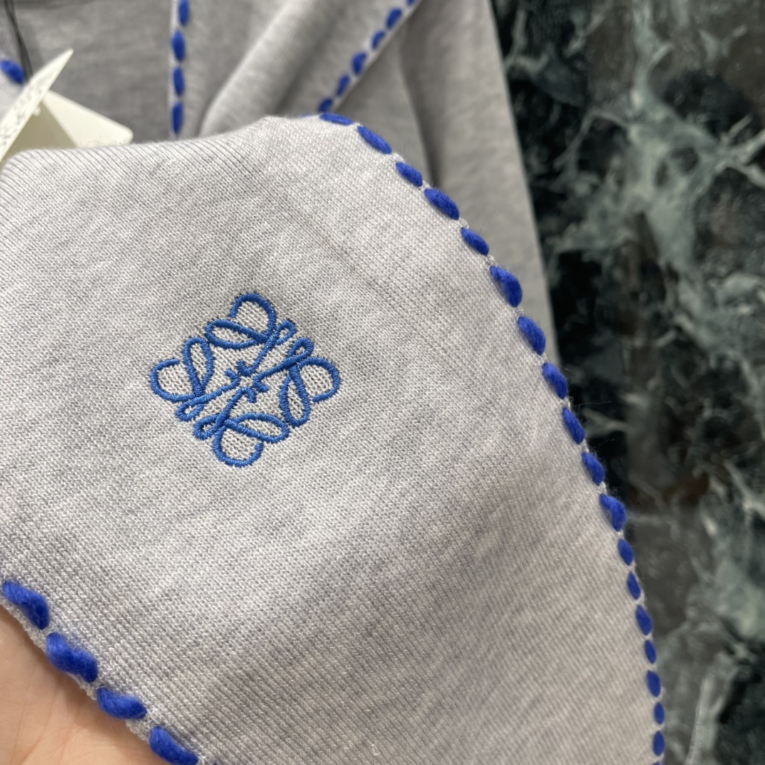 罗意威 26春季新款 围巾领短款针织毛衣 徽标刺绣超有辨识度 秋冬内搭或单穿都很OK!围巾领设计随性又有