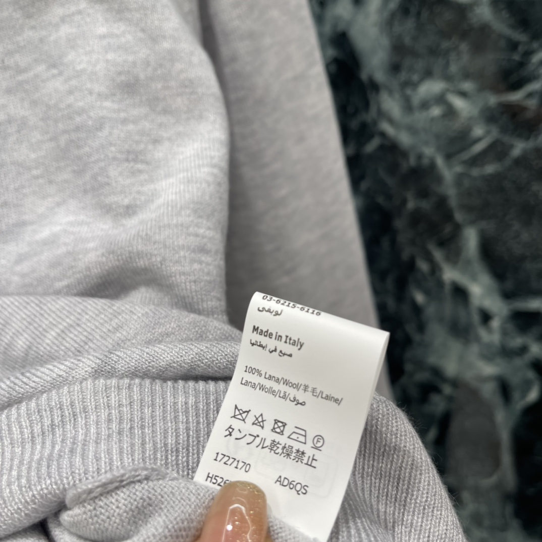 罗意威 26春季新款 围巾领短款针织毛衣 徽标刺绣超有辨识度 秋冬内搭或单穿都很OK!围巾领设计随性又有