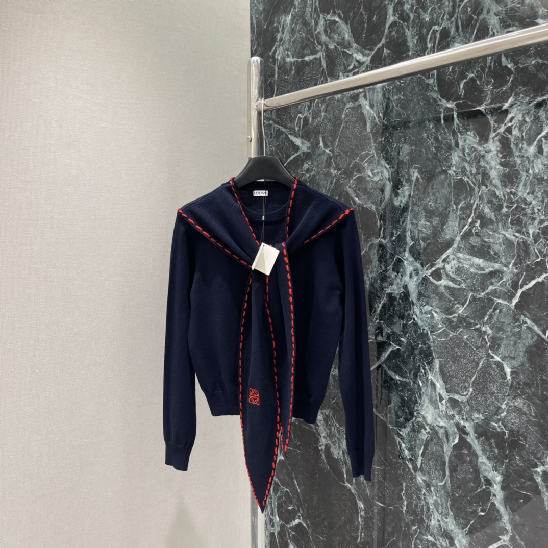 罗意威 26春季新款 围巾领短款针织毛衣 徽标刺绣超有辨识度 秋冬内搭或单穿都很OK!围巾领设计随性又有