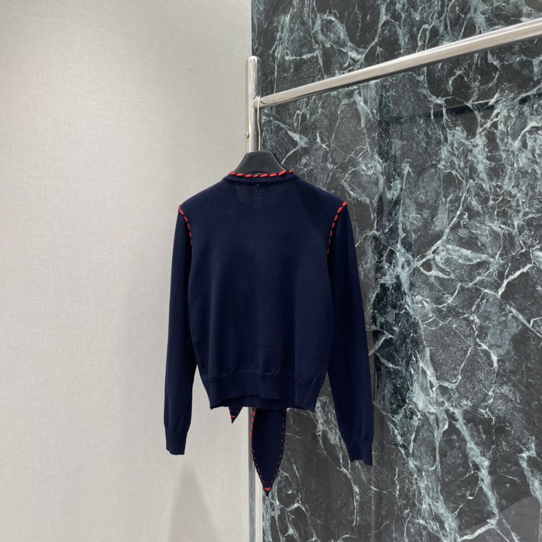 罗意威 26春季新款 围巾领短款针织毛衣 徽标刺绣超有辨识度 秋冬内搭或单穿都很OK!围巾领设计随性又有