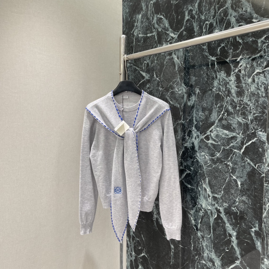 罗意威 26春季新款 围巾领短款针织毛衣 徽标刺绣超有辨识度 秋冬内搭或单穿都很OK!围巾领设计随性又有