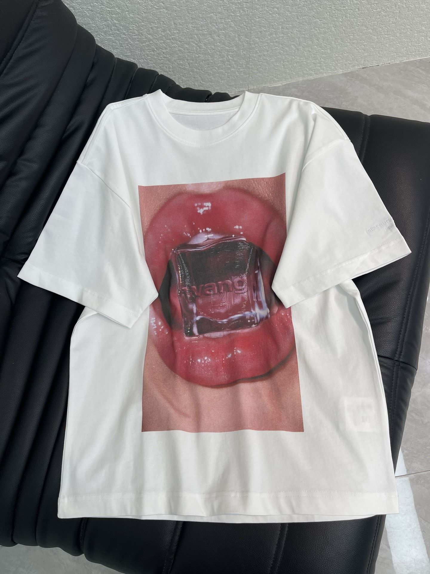 NO:713386,Alexander Wan*26 spring and summer series lip print short-sleeved T-shirt, pure white background + lip print pattern on the front, with the brand logo embedded in the central transparent square, highly recognizable, high-quality cotton material, soft and comfortable, loose fit, easy for both men and women, can be worn in daily casual and street style, paired with jeans or overalls, easily create a trendy look!  Size SML AA,,jeans,T-shirt,tees,t-shirt,19860909Alexander Wan*26春夏系列唇印短袖T恤,纯白底色+正面唇印图案,中央透明方块内嵌品牌标志,辨识度超高,高品质棉料,柔软舒适,宽松版型,男女都能轻松驾驭,日常休闲、街头风都能hold住,搭配牛仔裤或工装裤,轻松打造潮流造型！ 码数SML AA,,jeans,T-shirt,tees，t-shirt,,Women's clothing