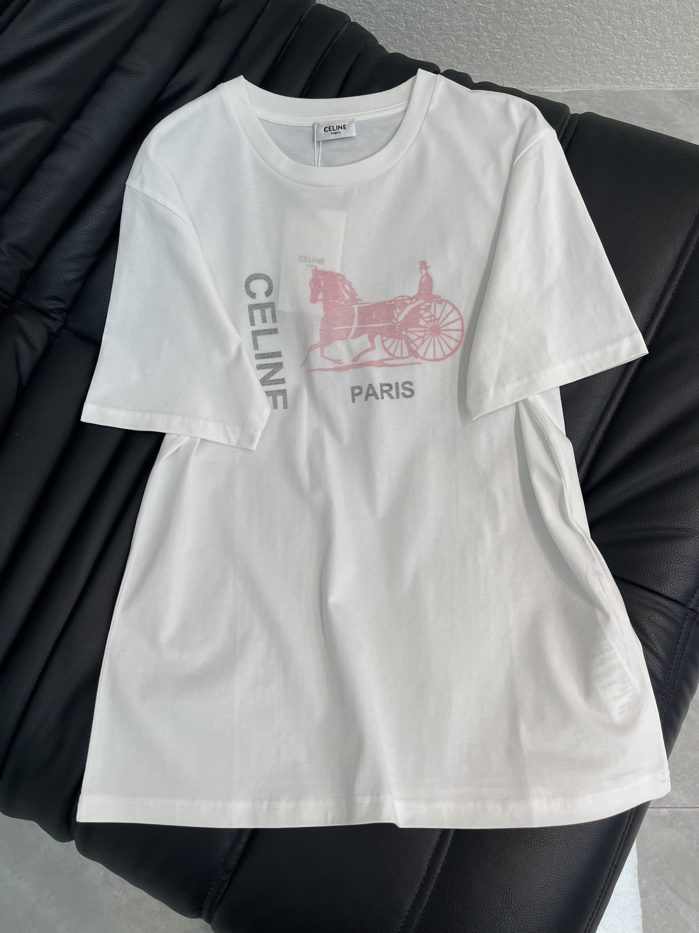 NO:712892,Celin*26 new spring and summer carriage print round neck short-sleeved T-shirt. Customized YB mercerized cotton material, breathable and comfortable, delicate texture, loose short-sleeved T-shirt cut to highlight the brand style, made of mercerized cotton, full of drape, using printing technology and  Contrasting colors outline the letter logo and horse-drawn carriage pattern to strengthen the brand identity. The cotton fabric is soft and elastic and skin-friendly, and the loose fit is lazy and casual. Wearing it alone is a refreshing and casual style, layering a jacket is rich in layers, fashionable and versatile. SML,,celine,jackets  & coats,T-shirt,tees,t-shirt,19860909Celin*26春夏新款马车印花圆领短袖T恤.定制YB丝光全棉材质,透气舒适,质感细腻,宽松短袖T恤裁剪,凸显品牌格调,采用丝光纯棉制成,垂坠感十足,胸前利用印花工艺和撞色勾勒出字母徽标和马车图案,加强品牌标识度,全棉面料软弹亲肤,宽松版型慵懒随性.单穿是清爽随性风格,叠穿外套,层次丰富,时尚百搭.SML,,celine,jackets & coats,T-shirt,tees，t-shirt,,Women's clothing