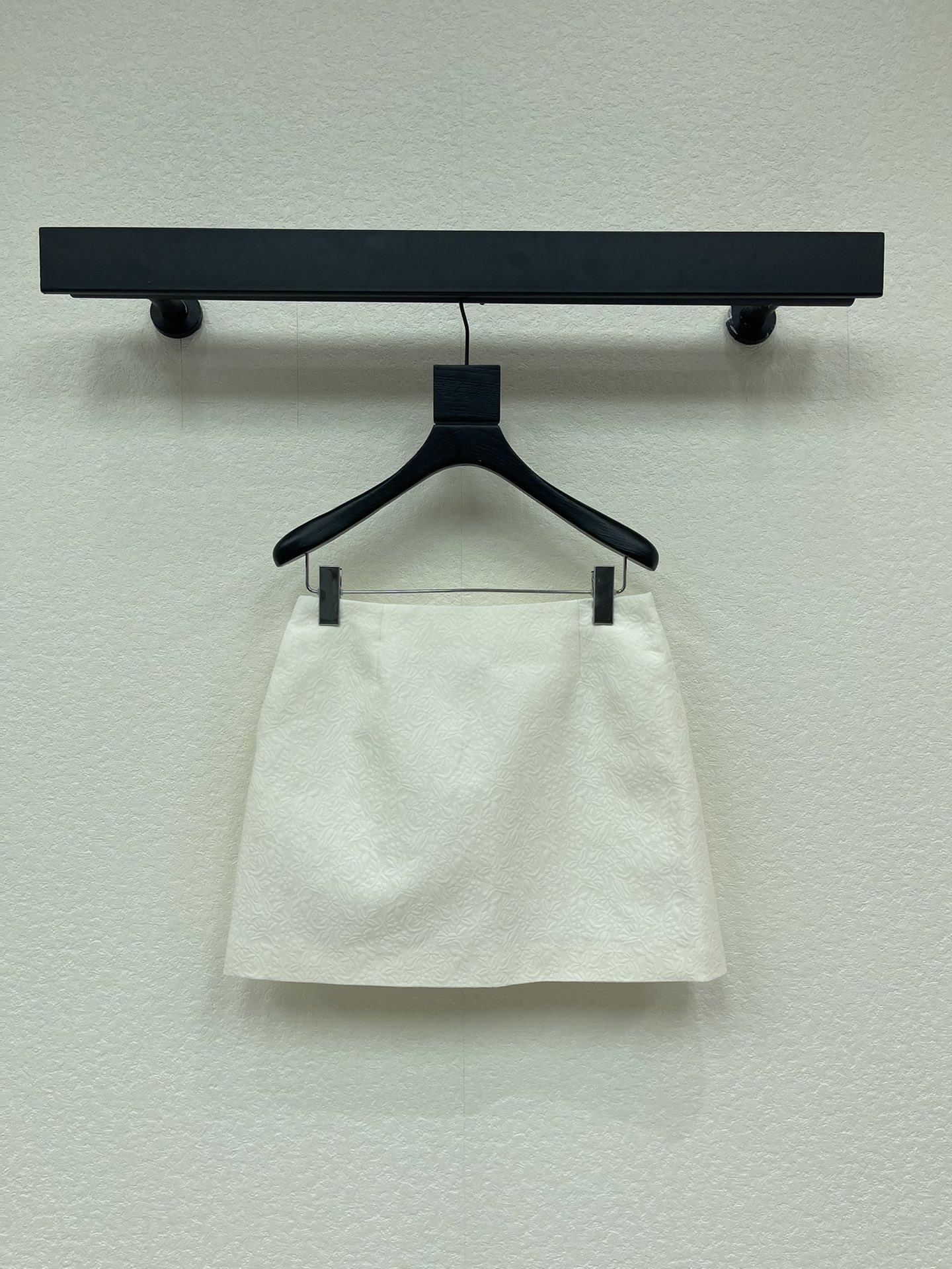 NO:712905,Dio*26 new A-line design skirt. The pleated texture of the fabric is obvious. It is drapey and stylish. It is low-key and luxurious. The waist is cut to optimize the proportion of the body. It is elegant whether paired with a suit or a sweater. The mid-length skirt is simple and high-end. The feminine atmosphere enhances the charm. Commuting and attending important occasions, showing luxury taste. SML A,, dior, skirts,19860909Dio*26新款A字摆设计半身裙 面料凹凸花朵藤蔓的褶皱肌理明显 垂感有型 低调又彰显奢华调性 腰剪裁优化身材比例 无论搭配西服还是针织衫都很优雅 中长款裙长上身简约高级 柔美气息提升魅力 通勤与出席重要场合 展现奢华品味 SML A,,dior,skirts,,Women's clothing