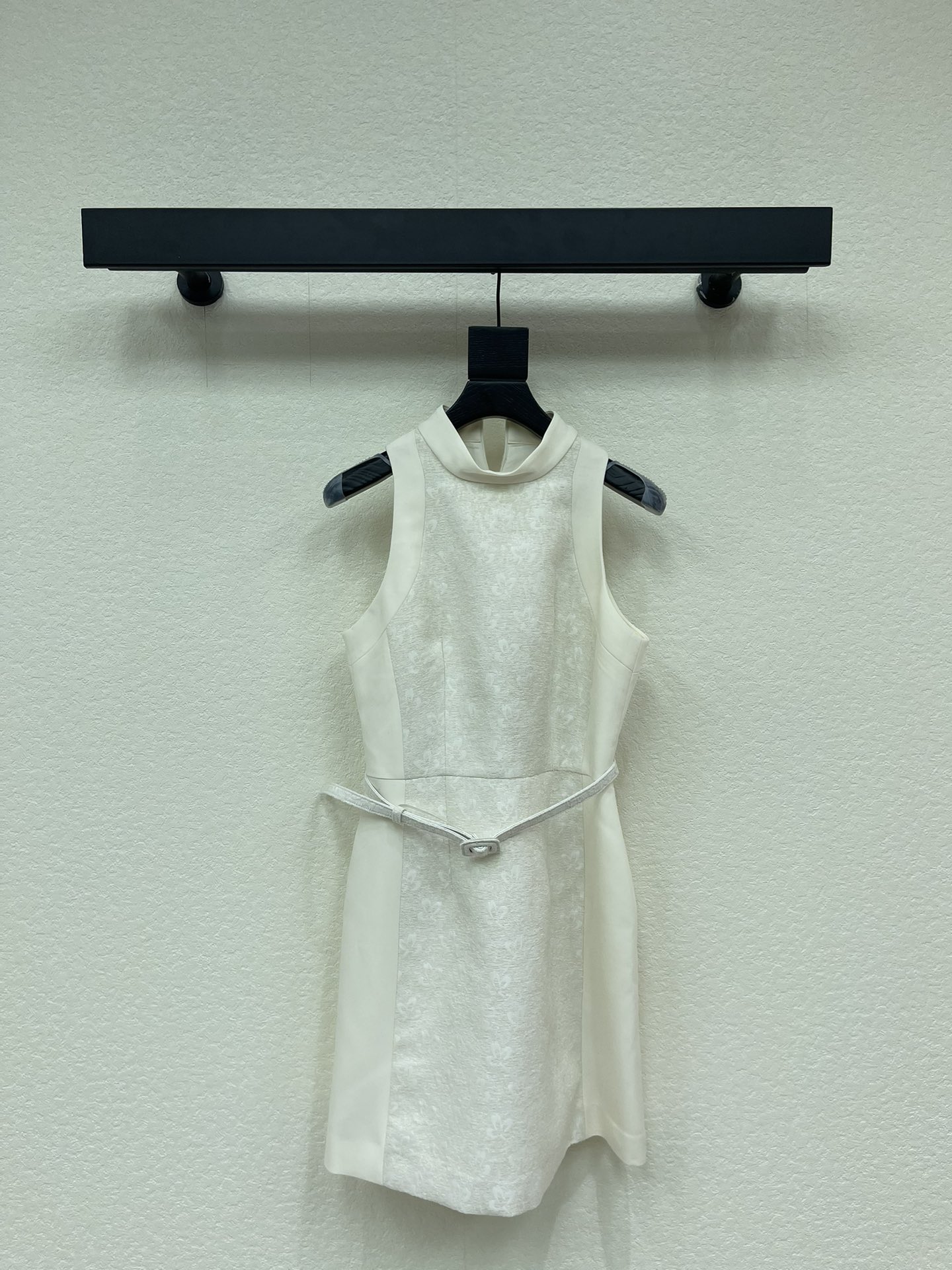 NO:712914,Dio*26 new jacquard belt sleeveless short dress. Customized embossed jacquard fabric. Three-dimensional jacquard crafts. Dark pattern, low-key and luxurious. Oversized material. Fabric is crisp and weighty. Four-leaf clover pattern. High waistline tailoring. Comes with original fabric belt to show slender waist. Classic and timeless. The upper body is youthful and lively. It just covers the flesh of the legs. The upper body is super slim and sexy and fashionable. It is completely OK for daily leisure. Comfortable and good-looking.  S-XL,,dior,skirts,19860909Dio*26新款提花腰带无袖短款连衣裙 定制浮雕提花面料 立体提花工艺 暗纹低调奢华 超大用料 面料挺括有份量感 四叶草的花纹 高腰线剪裁 配本布腰带 更显腰部纤细 经典耐看不过时 上身洋溢青春活泼 刚好遮住腿部肉肉 上身超级显瘦又性感时髦 日常休闲完全OK 舒适又好看 S-XL,,dior,skirts,,Women's clothing