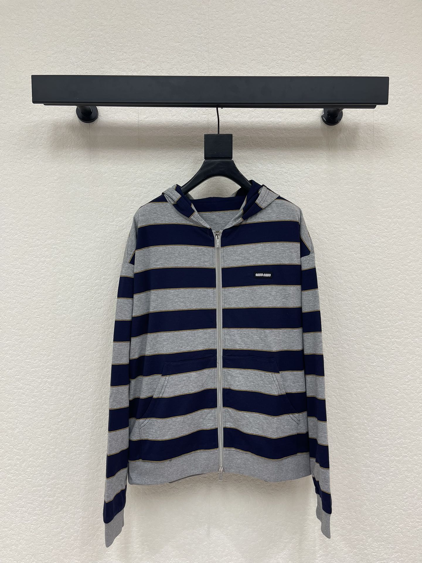 NO:712898,Miumi*26 new early spring hooded silhouette zipper sweatshirt jacket. Customized YB native cotton material, comfortable and soft, stylish to wear, double zipper hooded sweatshirt jacket style, the retro college style atmosphere is just right, contrasting  The colorful stripes bring youthful vitality, and the brand highlights the texture. The soft, waxy cotton fabric is skin-friendly and breathable, and the loose fit is lazy and not unflattering. Wear it alone and it is refreshing and neat, or layer it with a T-shirt or shirt for a more layered look. It is a must-have item to create a casual tone in spring. SML  A,,miumiu,hoodie,sweatshirts,jackets & coats,shirts,tees,t-shirt,hats,19860909Miumi*26早春新款连帽廓形拉链卫衣外套.定制YB原生全棉材质,舒适软糯,穿搭洋气,双拉链连帽卫衣外套版型,把复古学院风氛围感拿捏得恰到好处,撞色条纹自带青春活力,品牌彰显质感,软糯棉质面料亲肤透气,宽松版型慵懒不挑人.单穿清爽利落,叠穿T恤或衬衫更显层次,是春日打造随性腔调的刚需单品.SML A,,miumiu,hoodie,sweatshirts,jackets & coats,shirts,tees，t-shirt,hats,,Women's clothing